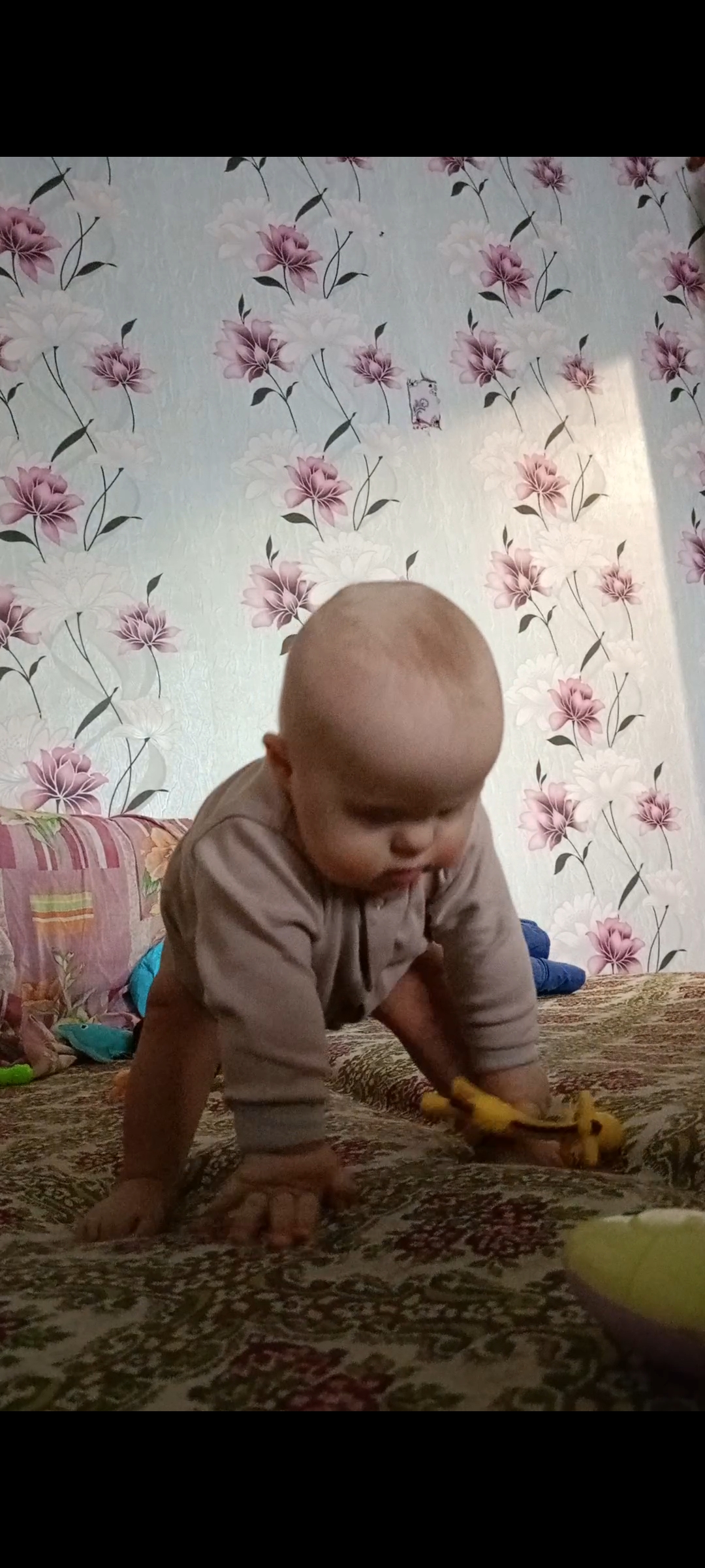 Вот так он пододвигает руки ближе к ногам и встаёт прямо.
