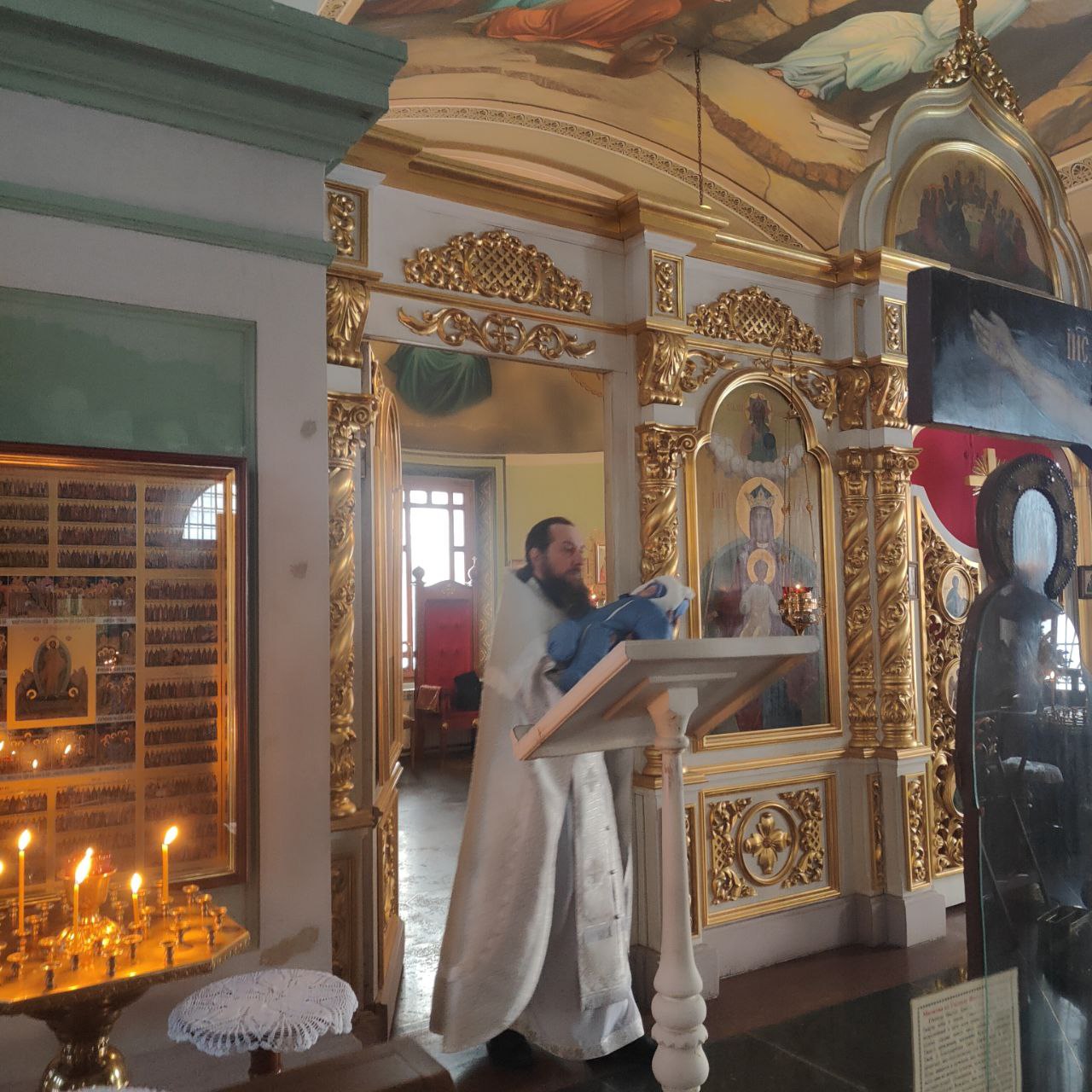 в храме