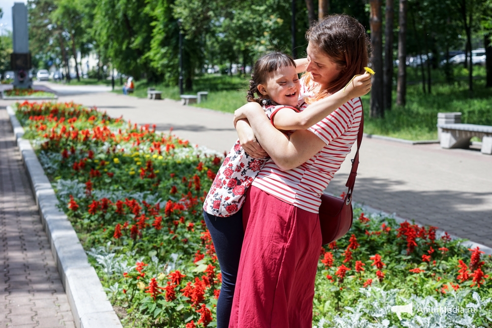 Илона любит гулять с мамой.. Фото: Александр Тарасов