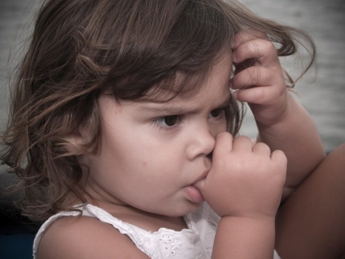 Ребёнок в 6 лет продолжает сосать палец: из-за чего это происходит и как его отучить