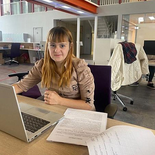 Молодая девушка с синдромом Дауна стала героем подкаста "Какая разница?!