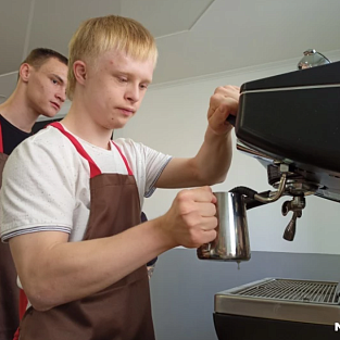В Новосибирске открыли кофейню, где работают ребята с синдромом Дауна В Новосибирске открыли кофейню, где работают ребята с синдромом Дауна