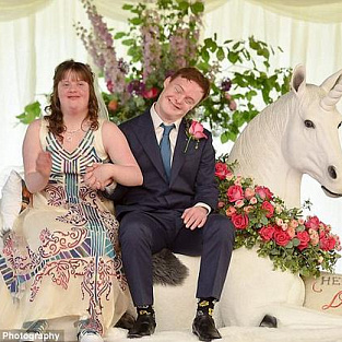 Пара с синдромом Дауна сыграла пышную свадьбу