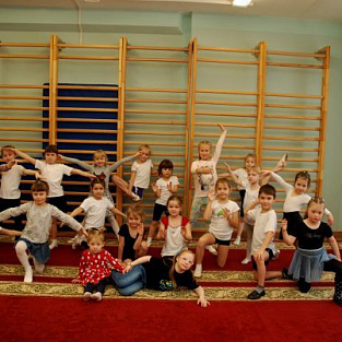 Танец в кругу друзей