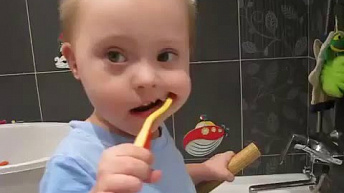 Развиваем самостоятельность. Учимся чистить зубы.
