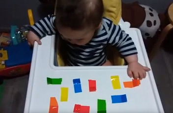 Игра с наклейками