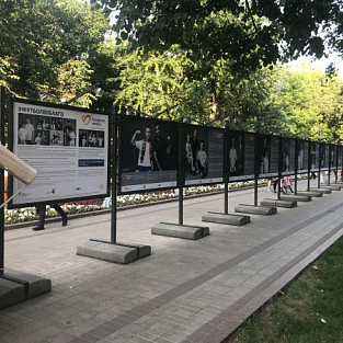 На Чистопрудном бульваре открылась  благотворительная фотовыставка #ФУТБОЛВОБЛАГО  На Чистопрудном бульваре открылась  благотворительная фотовыставка #ФУТБОЛВОБЛАГО