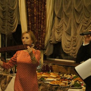 Помогать с охотой