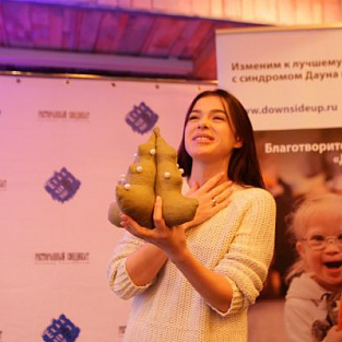 Подопечные Даунсайд Ап вместе со звездами сделали чудо-елки