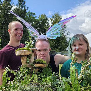 «Научная лаборатория по возрождению лесов» — инсталляция молодых людей с синдромом Дауна в парке Царицыно «Научная лаборатория по возрождению лесов» — инсталляция молодых людей с синдромом Дауна в парке Царицыно