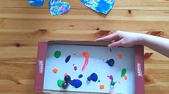 Игры с красками: рисование шариками