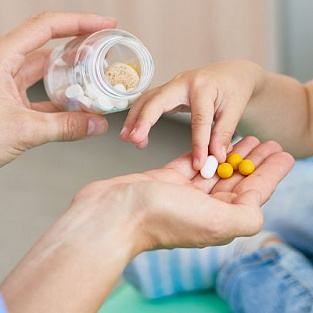 Дмитрий Медведев  подписал распоряжение  о выделении денег из резервного фонда на закупку лекарств для детей, страдающих хроническими заболеваниями с болевым и судорожным синдромами Дмитрий Медведев  подписал распоряжение  о выделении денег из резервного фонда на закупку лекарств для детей, страдающих хроническими заболеваниями с болевым и судорожным синдромами