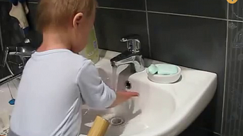Трехлетний мальчик моет руки