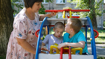 «Зачем вам эта проблема?» У Татьяны родился сын с синдромом Дауна — и она взяла под опеку еще двоих детей