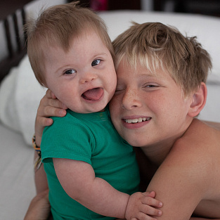 Психолог расскажет, как воспитывать братьев и сестер ребенка с синдромом Дауна