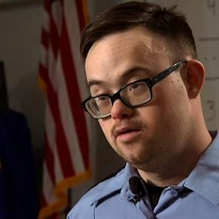 Сэм Хесла — первый офицер запаса с синдромом Дауна в США