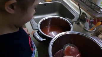 Развиваем самостоятельность. Варя переливает борщ.