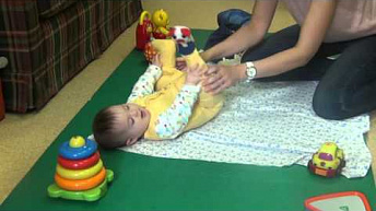 Как помочь ребенку поднимать ножки, лежа на спине