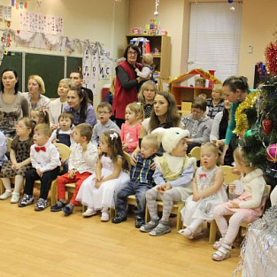 Новый год в Даунсайд Ап: елка, праздник, детский смех