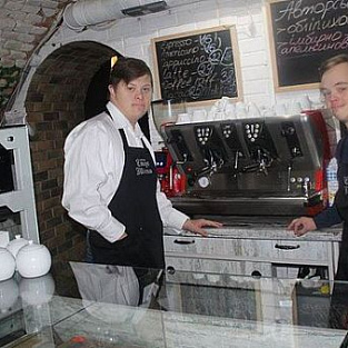 В Луцке открыли новое кафе, где напитки готовят подростки с синдромом Дауна В Луцке открыли новое кафе, где напитки готовят подростки с синдромом Дауна