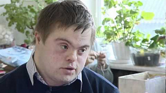 Молодой человек с синдромом Дауна работает в одном из церковных приходов Минска