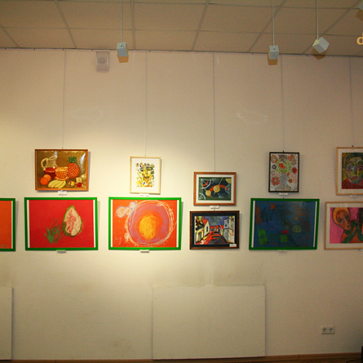 Выставка рисунков студии живописи "Цветы жизни"