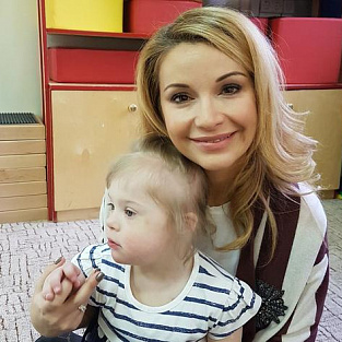 Певица Ольга Орлова пришла в гости к подопечным Даунсайд Ап